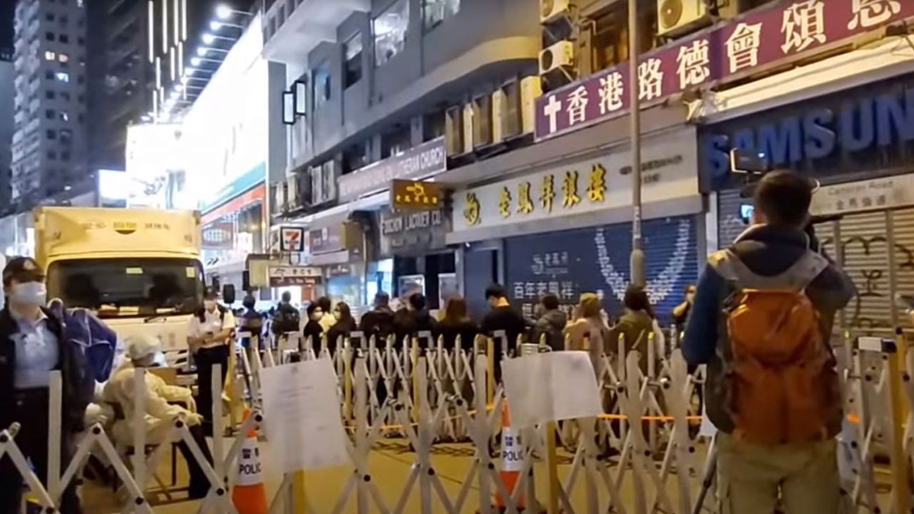 Sekitar 100 Orang Terjebak Dalam Sebuah Salon Sewaktu Operasi “Lockdown” Di Tsim Sha Tsui Tanggal 1 Februari 2021