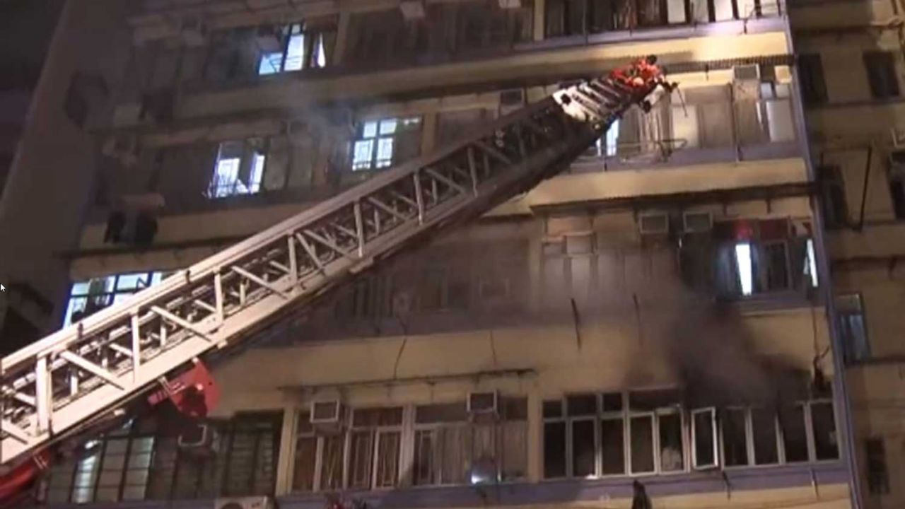 Kebakaran Gedung Di Yau Ma Tei Tanggal 6 Maret 2021 Pukul 05.00, 1 Orang Tewas Terbakar Dan 13 Orang Terluka