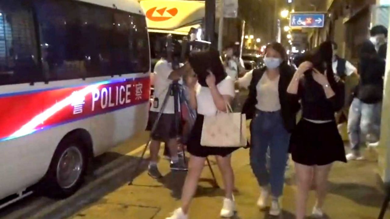 Pihak Kepolisian Hong Kong Gerebek Tempat-Tempat Judi Pada Tanggal 28 Mei 2021. Salah Satu Pengelolah Tempat Judi Gadis Berusia 17 Tahun