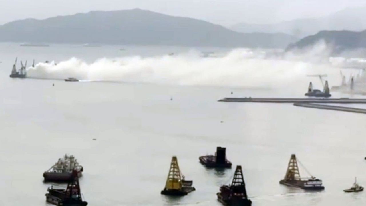 Waspada! Kebakaran Sebuah Kapal Berisi Bahan Besi Tua Dekat Stonecutters Island Masih Belum Padam. Bau Asap Menaungi Sebagian Area Di Kowloon Dan New Territories (03 Juni 2021 Pukul 07.20)