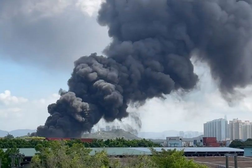 Kebakaran Pabrik Daur Ulang Plastik Di Lau Fau Shan Pagi Ini (17 Juni 2021). Asap Hitam Menaungi Area Tin Shui Wai