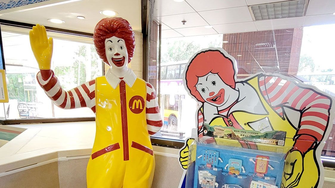 2 Cabang McDonald’s Hong Kong Yang Masih Memiliki Patung “Ronald McDonald” Dan Desain Interior Klasik Tahun 90an.  Dimanakah Cabang-Cabang Tersebut?