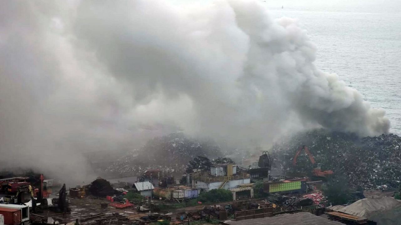 Kebakaran Pabrik Daur Ulang Besi Di Tsing Yi Pagi Ini 29 Juni 2021 Pukul 05.38. Bau Asap Tercium Oleh Warga Sekitarnya 