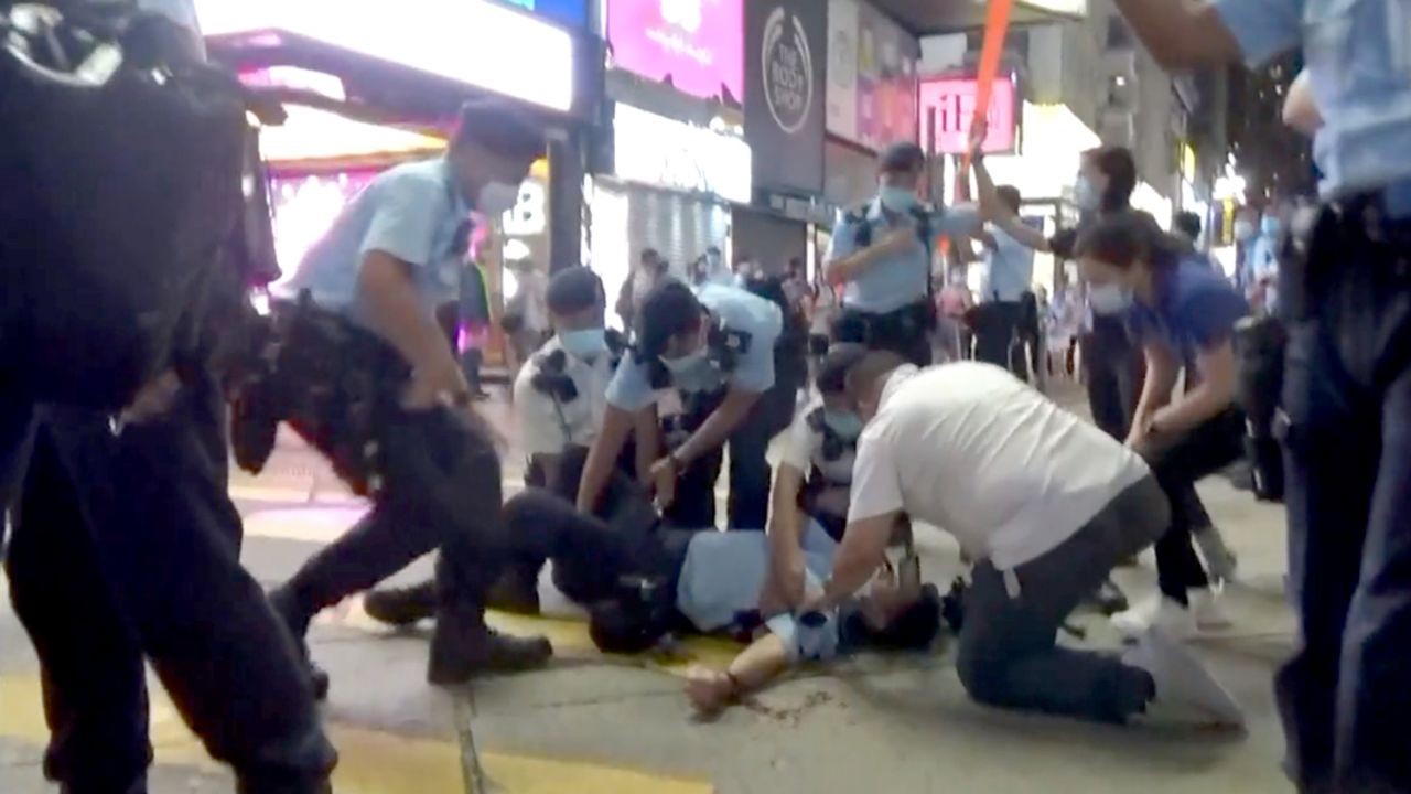 Seorang Polisi Ditusuk Dan Luka Berat Di Depan SOGO Causeway Bay. Pelaku Meninggal Setelah Bunuh Diri Dengan Menusuk Bagian Dada