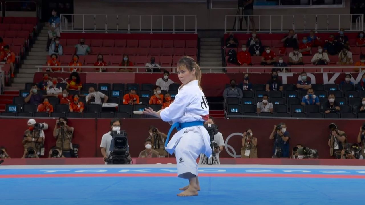 Belajar Karate Sejak Usia 11 Tahun. Grace Lau Meraih Medali Perunggu Untuk Hong Kong Pada Perlombaan Karate Di Olimpiade Tokyo 2020