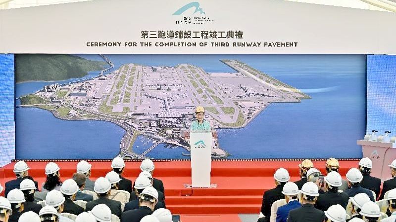 Landasan Pacu Ke 3 Di Bandara Undar Internasional Hong Kong Telah Dibangun. Diperkirakan Mulai Operasi Pertengahan Atau Akhir Tahun 2022. Terminal Penumpang Baru Akan Beroperasi Tahun 2024