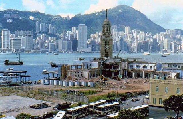 Kowloon statoin & Tsim Sha Tsui Clock Tower pada tahun 1950 [Photo: Public domain]