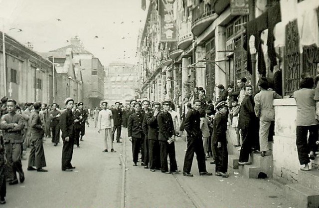 Para buruh Tram sedang melakukan mogok kerja pada tahun 1950 [Public domain]