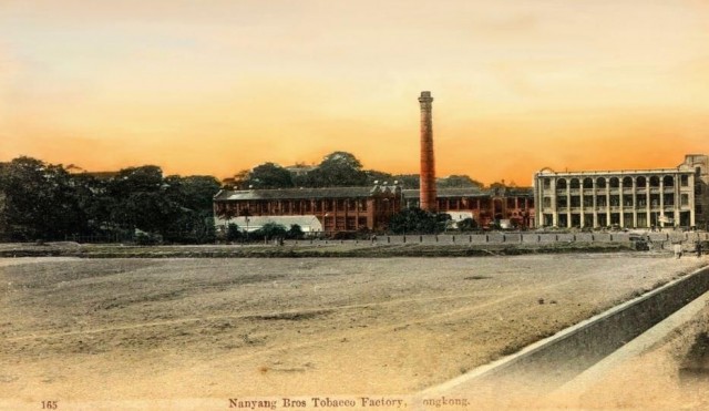 Pabrik tembakau The Nanyang Brothers' Tobacco Co pada tahun 1905 [Photo: Public domain]