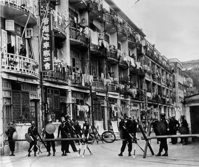 Polisi Hong Kong menghalangi masyarakat untuk medekati wilayah Russel Street setelah terjadi pertengkaran para buruh dengan polisi pada tahun 1950 [Photo: Public domain]