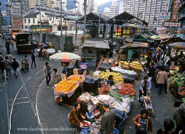 Para pedagang kaki lima dan pasar basah di Russell Street pada tahun 1984 [Photo: Doi Kuro]