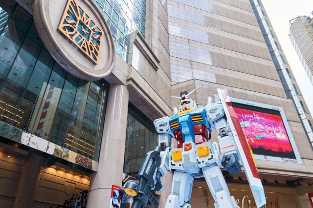 Pameran Gundam di depan Time Square. [Photo: Harris Tsam]