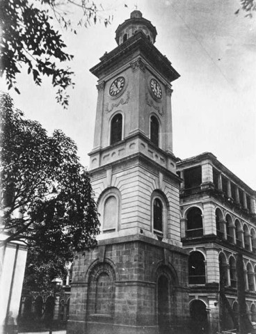 Foto Pedder Street Clock Tower dari jarak dekat.