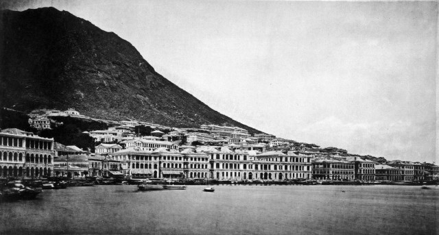 Pemandangan harbour dan gedung HSBC pertama di area Central pada tahun 1870 sebelum melakukan reklamasi. [Photo: Public domain]