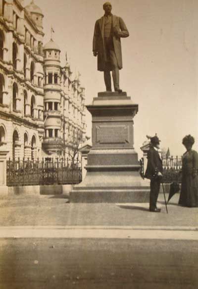 Patung Sir Thomas Jackson pada tahun 1920an [Photo: Public domain]