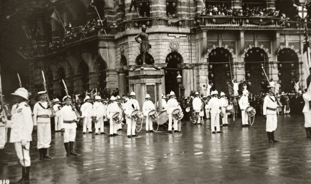 Para British ceremonial guard menyambut kedatangan Prince of Wales didepan patung The Prince Arthur, Duke of Connaught and Strathearn pada tahun 1922. [Public domain]