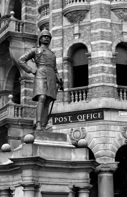 Patung The Prince Arthur, Duke of Connaught and Strathearn pada tahun 1940an [Photo: Harrison Forman]