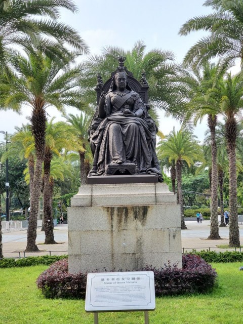 Patung Queen Victoria yang terletak di Victoria Park sampai saat sekarang.