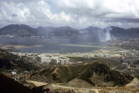 Choi Hung Estate pada tahun 1964, bagian tengah foto adalah bandara Hong Kong Kai Tak.