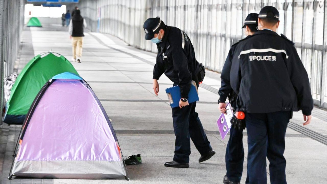 Aparat Penegak Hukum Hong Kong Mengeluarkan Denda Kepada 676 Orang Termasuk 10 PRT Asing Yang Melanggar Peraturan Jarak Sosial Pada Tanggal 19-20 Februari 2022