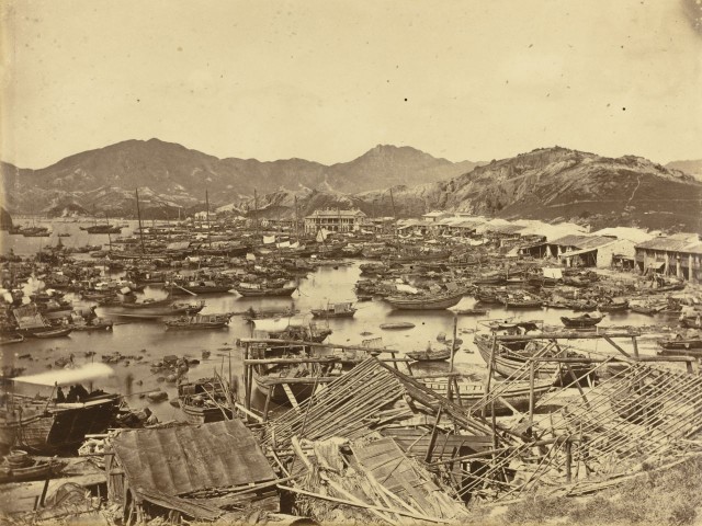 Kerusakan area Yau Ma Tei setelah mengalami angin topan pada tahun 1874. [Photo: Public domain]