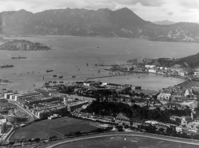 Pemandangan Causeway Bay Typhoon Shelter dari atas bukit pada tahun 1930an. [Photo: Public domain]