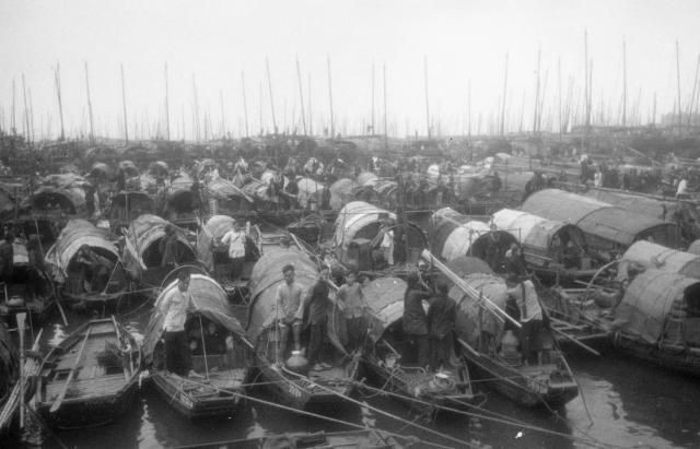 Para nelayan memarkirkan kapalnya di Causeway Bay Typhoon Shelter sewaktu angin topan pada tanggal 16 September 1941. [Photo: Public domain]