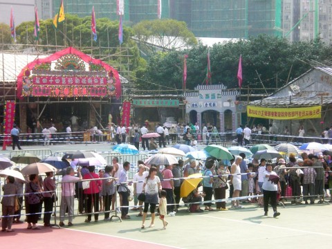 Kelompok komunitas Yu Lan di daeah Lam Tin sedang membagikan beras untuk penduduk setempat. [Foto: Wikipedia]