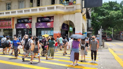 Berjalan lurus di Nathan Road ke arah Tsim Sha Tsui. [Foto: Harris Tsam]
