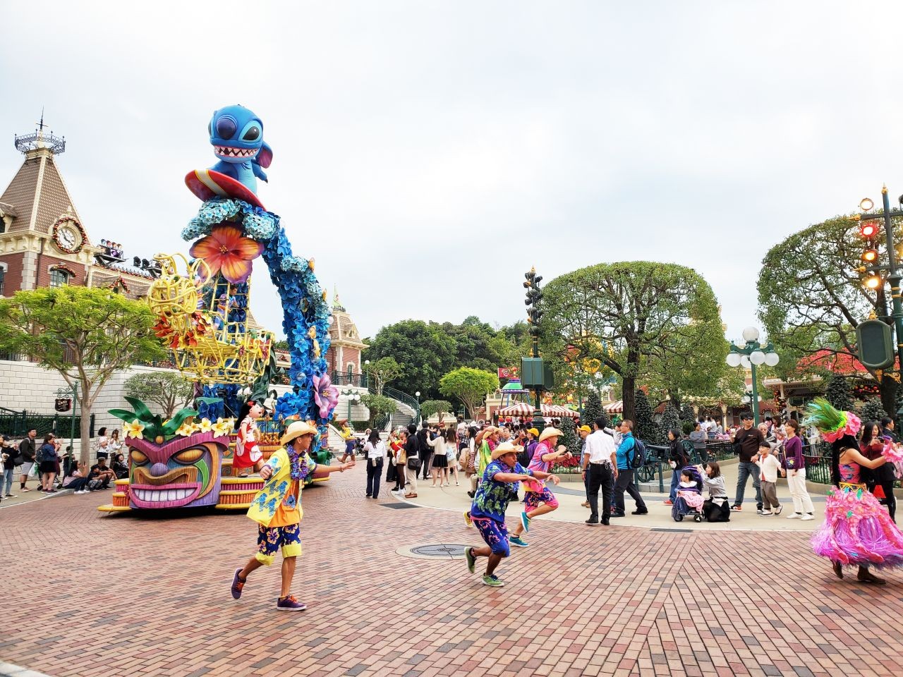 Para Penghibur Disneyland Hong Kong Sedang Melakukan Operasi Percobaan Untuk 3 Hari Mulai Pada Hari Ini.  Tanda Disneyland Hong Kong Tidak Lama Lagi Akan Buka Kembali