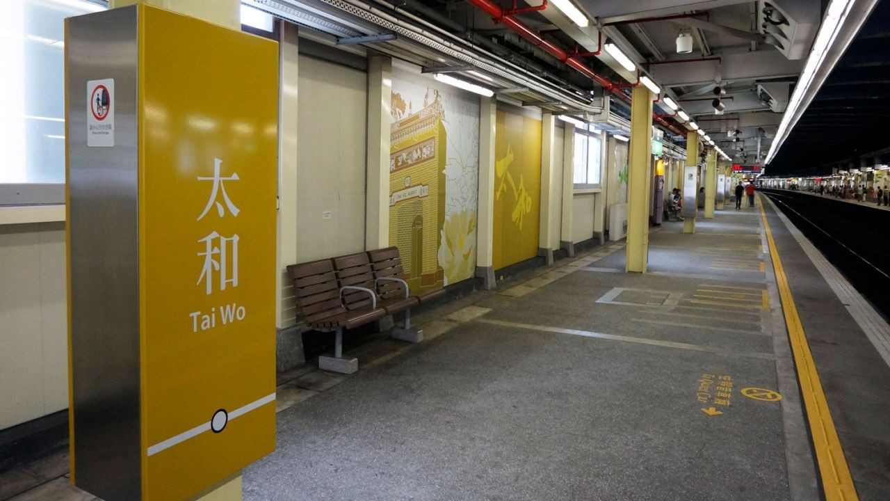 Seorang Pria Melompat Ke Rel Kereta Di Stasiun MTR Tai Wo. Jalur East Rail Line Fanling - Tai Po Market Sempat Dihentikan Selama 1.5 Jam