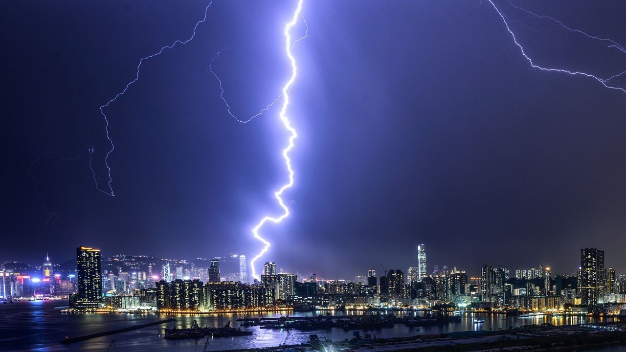 Curah Hujan Terbesar Hong Kong Dalam 3 Tahun Disertai Petir Paling Sedikit 8000 Kali